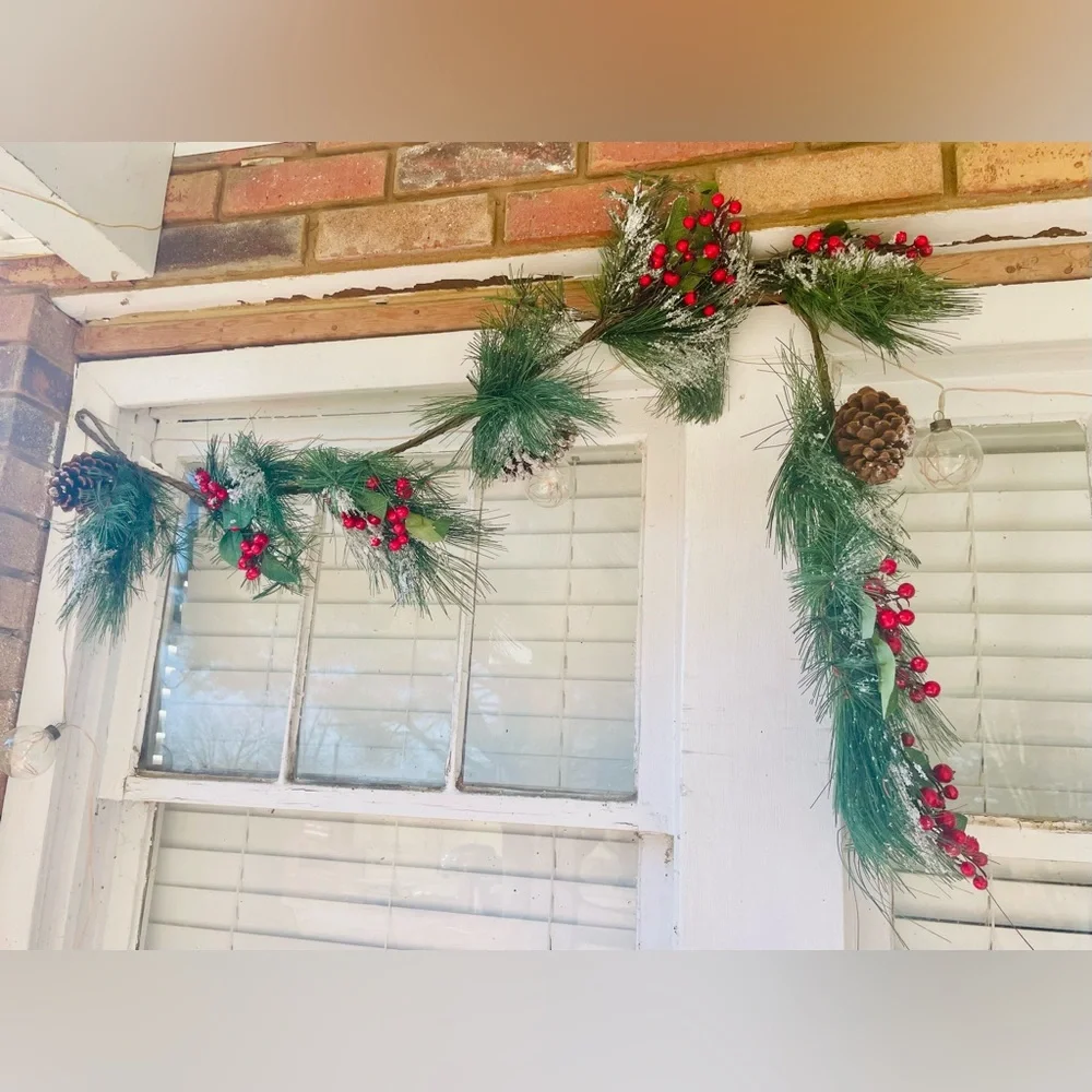 Snowy Long Needle Pine & Berry Garland 5 ft